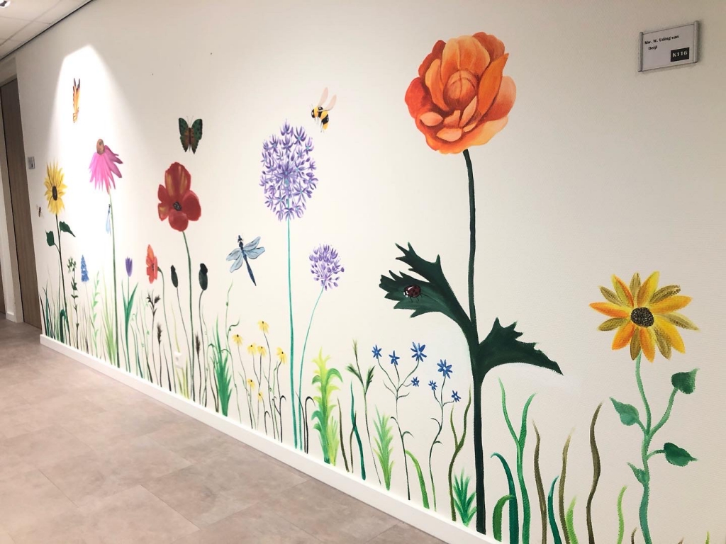 muurschildering bloemen verzorgingshuis