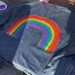 Jasje beschilderd met een regenboog door deelnemer workshop Schilderen