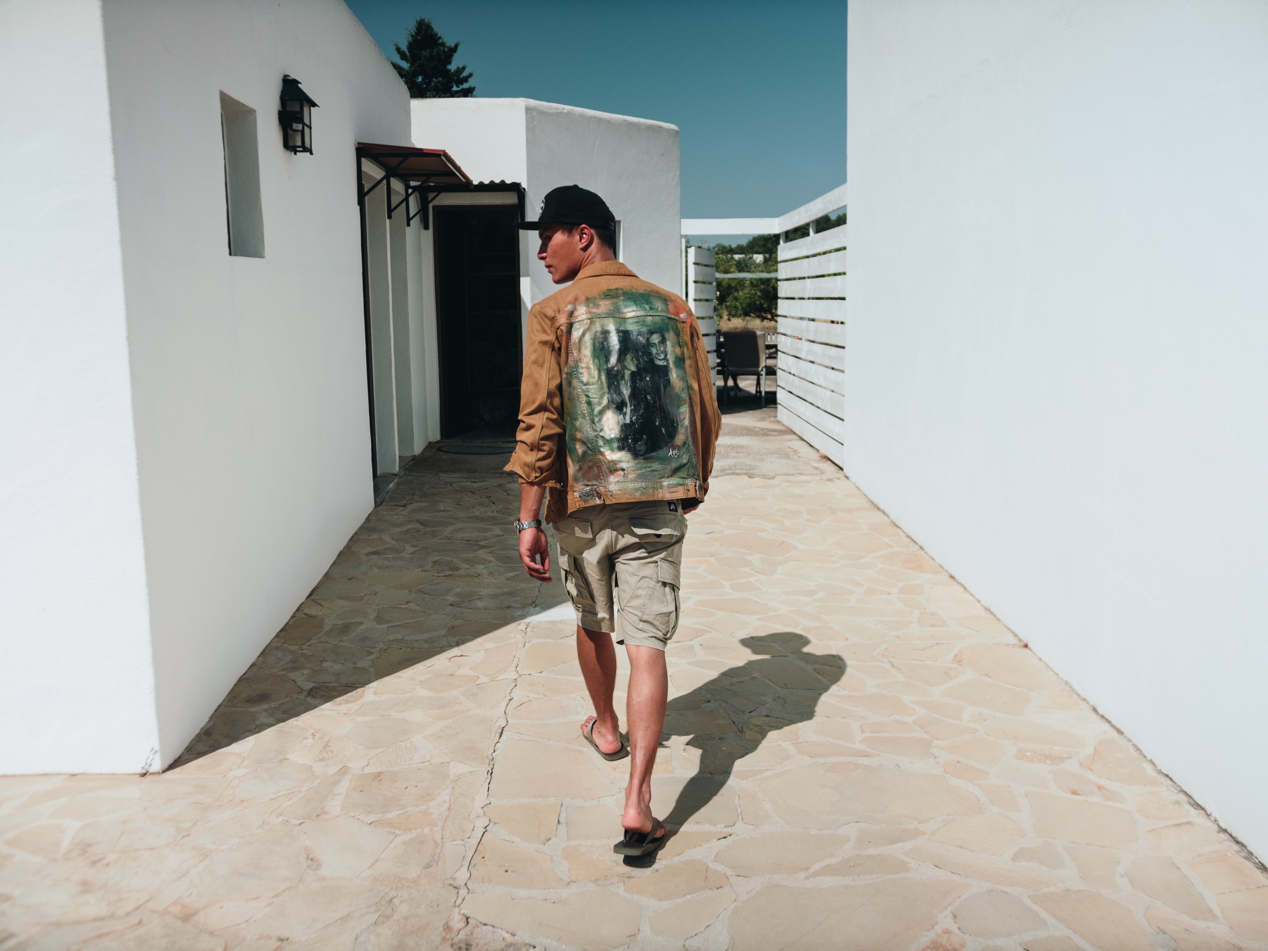 Jonge man in Ibiza met custom jasje met foto Johnny Depp en Kate Moss