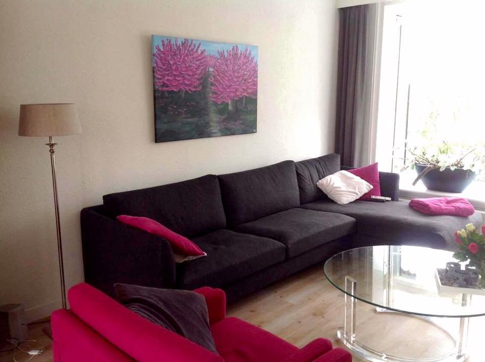 Schilderij roze bloesem in huiskamer